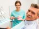 Prótesis dental - Hombre mayor en consulta con el odontólogo para realizar una prótesis dental y recuperar la sonrisa