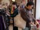 Tiendas de segunda mano en CDMX - Mujeres en una tienda de segunda mano revisando prendas y artículos usados en venta