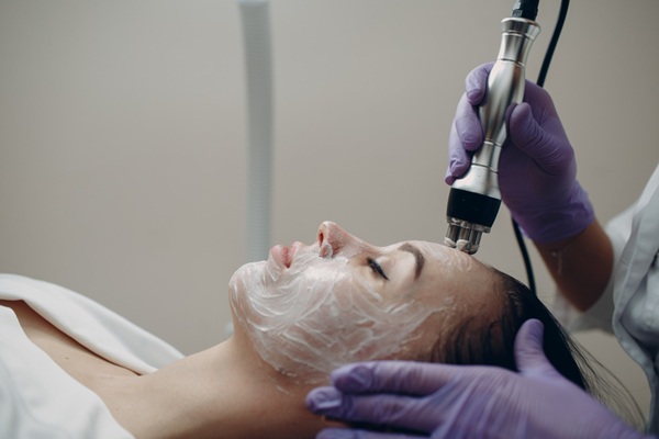 Tratamiento facial - Mujer realizándose un tratamiento rejuvenecedor en el rostro para estimular la producción de colágeno y elastina en el mejor centro de estética en CDMX
