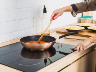 Vitrocerámica - Persona cocinando un guiso en un sartén sobre una placa de vitroceramica en una cocina moderna comprada en CDMX