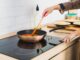 Vitrocerámica - Persona cocinando un guiso en un sartén sobre una placa de vitroceramica en una cocina moderna comprada en CDMX