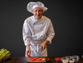 Chefs de ratatouille - Cocinero profesional cortando vegetales sobre una tabla de madera en el mejor restaurante de CDMX