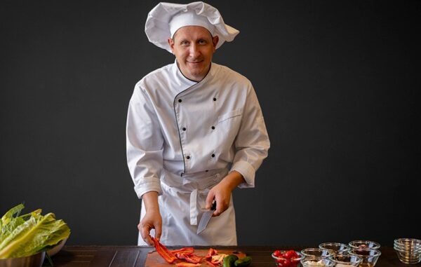 Chefs de ratatouille - Cocinero profesional cortando vegetales sobre una tabla de madera en el mejor restaurante de CDMX