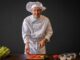 Chefs de ratatouille - Cocinero profesional cortando vegetales sobre una tabla de madera en el mejor restaurante de CDMX