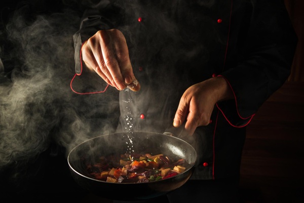 Chefs de ratatouille - Cocinero sazonando vegetales dentro de una sartén para preparar un platillo tradicional en uno de los mejores restaurantes en CDMX