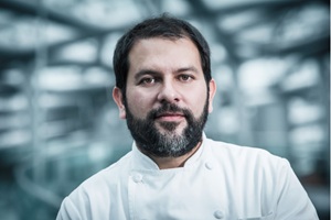 Chefs de ratatouille - Enrique Olvera, incorpora ingredientes locales y técnicas tradicionales, creando una fusión única de la cocina mexicana en CDMX