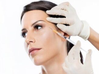 Clínicas de bótox en CDMX - Médico estético aplicando un tratamiento de rejuvenecimiento facial con toxina botulínica a una mujer