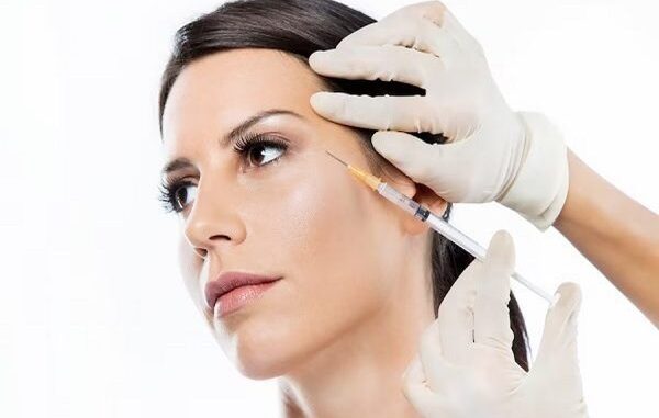 Clínicas de bótox en CDMX - Médico estético aplicando un tratamiento de rejuvenecimiento facial con toxina botulínica a una mujer