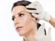 Clínicas de bótox en CDMX - Médico estético aplicando un tratamiento de rejuvenecimiento facial con toxina botulínica a una mujer