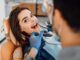 Clínicas dentales en CDMX - Odontólogo realizando una limpieza bucal a una paciente femenina para mejorar la salud de sus dientes