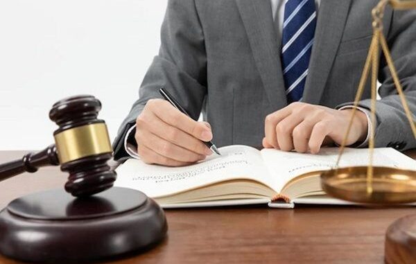 Despachos de abogados en CDMX - Abogado escribiendo un basamento legal en un despacho de abogados