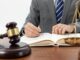 Despachos de abogados en CDMX - Abogado escribiendo un basamento legal en un despacho de abogados