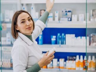 Farmacias homeopáticas - Auxiliar de farmacia asiste a un paciente en la búsqueda de un medicamento de origen natural
