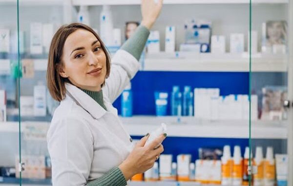 Farmacias homeopáticas - Auxiliar de farmacia asiste a un paciente en la búsqueda de un medicamento de origen natural