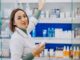 Farmacias homeopáticas - Auxiliar de farmacia asiste a un paciente en la búsqueda de un medicamento de origen natural