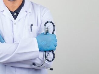 Médicos digestivos en CDMX - Doctor reconocido como uno de los mejores médicos digestivos en CDMX sosteniendo un estetoscopio