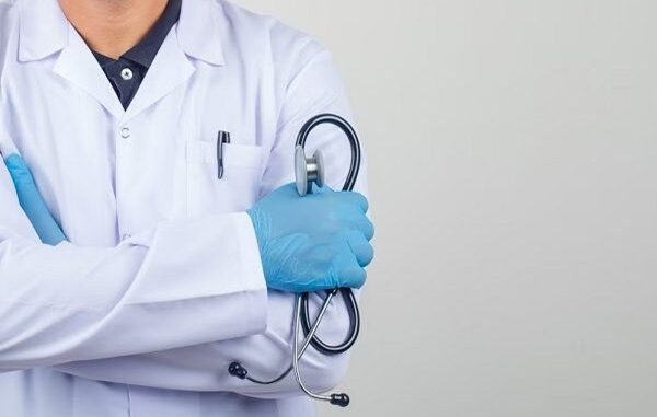 Médicos digestivos en CDMX - Doctor reconocido como uno de los mejores médicos digestivos en CDMX sosteniendo un estetoscopio