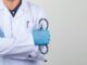 Médicos digestivos en CDMX - Doctor reconocido como uno de los mejores médicos digestivos en CDMX sosteniendo un estetoscopio