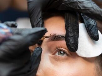 Microblading en CDMX - Esteticista aplicando la técnica de microblading para aumentar la densidad de las cejas de una mujer en uno de los mejores centros de microblading en CDMX