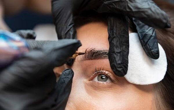 Microblading en CDMX - Esteticista aplicando la técnica de microblading para aumentar la densidad de las cejas de una mujer en uno de los mejores centros de microblading en CDMX
