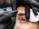 Microblading en CDMX - Esteticista aplicando la técnica de microblading para aumentar la densidad de las cejas de una mujer en uno de los mejores centros de microblading en CDMX