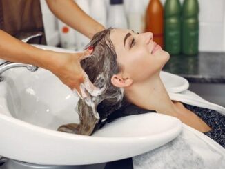 Peluquerías de CDMX - Estilista lavando el cabello de una mujer en una de las mejores peluquerías de CDMX