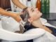 Peluquerías de CDMX - Estilista lavando el cabello de una mujer en una de las mejores peluquerías de CDMX