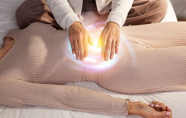 Reiki - Especialista holístico realizando una práctica de reiki en uno de los mejores centros de reiki en CDMX