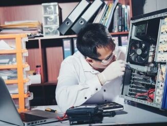 Reparación de computadoras - Técnico chequea a profundidad el funcionamiento de la unidad central de procesamiento de una PC