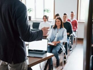 Carreras mejor pagadas - Profesor dando clases a un grupo de estudiantes de las carreras universitarias mejor pagadas de CDMX