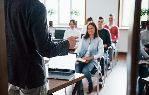 Carreras mejor pagadas - Profesor dando clases a un grupo de estudiantes de las carreras universitarias mejor pagadas de CDMX
