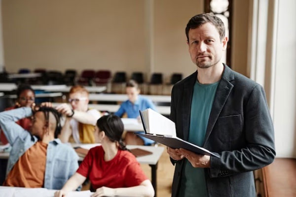 Docente universitario pone en práctica nuevas estrategias para facilitar la compresión de diversas temáticas
