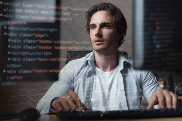 Carreras mejor pagadas - Especialista en lenguajes de programación hace una copia de diversos comandos para resguardar datos