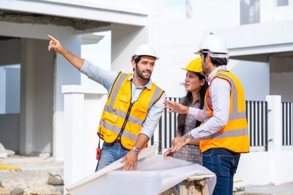 Carreras mejor pagadas - Ingenieros civiles conversan sobre los detalles pendientes en la ejecución de obra de carácter habitacional