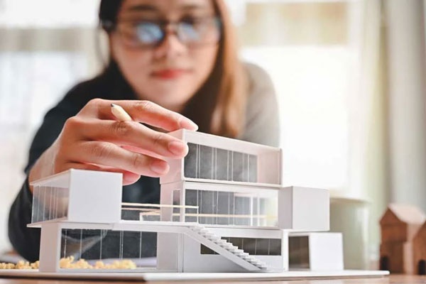Estudiante de arquitectura termina de finiquitar los últimos detalles de una maqueta