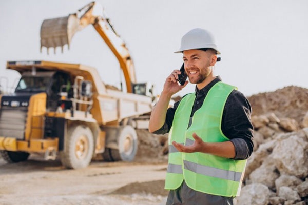Experto en minería y metalurgia se acerca al área de extracción para monitorear el avance de un proyecto