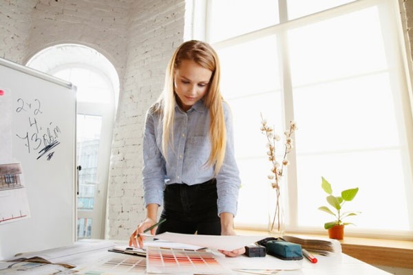 Diseñadora de interiores selecciona la paleta de colores que empleará para personalizar el aspecto de un departamento
