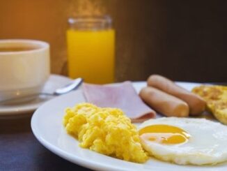 Desayunar - Huevos revueltos, jamón, salchichas y jugo de naranja servido en uno de los mejores lugares para desayunar en CDMX