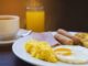 Desayunar - Huevos revueltos, jamón, salchichas y jugo de naranja servido en uno de los mejores lugares para desayunar en CDMX