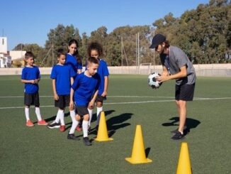 Escuelas de fútbol - Entrenador pone en práctica la metodología más innovadora para preparar a los estudiantes en una de las mejores escuelas de fútbol en CDMX