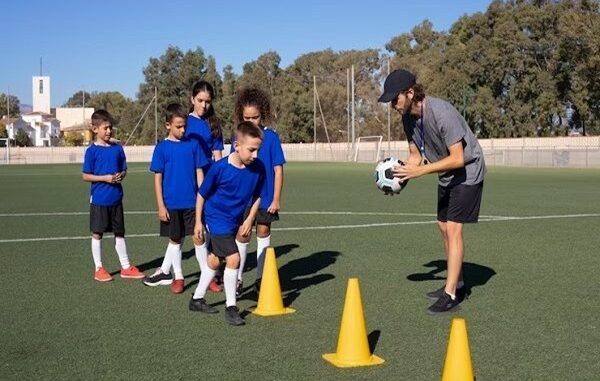Escuelas de fútbol - Entrenador pone en práctica la metodología más innovadora para preparar a los estudiantes en una de las mejores escuelas de fútbol en CDMX