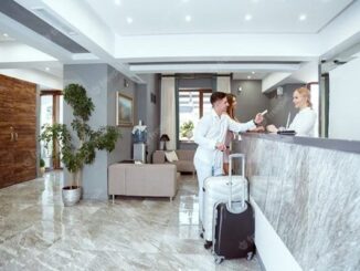 Mejores hoteles - Pareja se registra en la recepción para disfrutar de una lujosa suite en uno de los mejores hoteles de CDMX