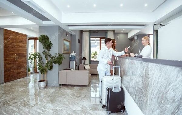 Mejores hoteles - Pareja se registra en la recepción para disfrutar de una lujosa suite en uno de los mejores hoteles de CDMX