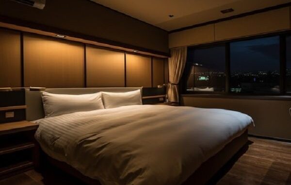 Mejores moteles - Cama matrimonial de un cuarto de motel con luces tenues en uno de los mejores moteles de CDMX