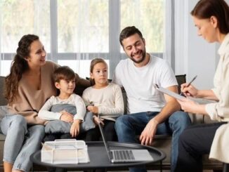 Psicólogos - Familia visitando a una psicóloga para dar solución a sus problemas, evitando conflictos y mejorando la unión familiar