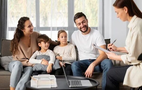 Psicólogos - Familia visitando a una psicóloga para dar solución a sus problemas, evitando conflictos y mejorando la unión familiar