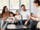 Psicólogos - Familia visitando a una psicóloga para dar solución a sus problemas, evitando conflictos y mejorando la unión familiar