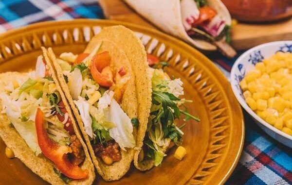 Tacos en CDMX - Plato de tortillas de maíz caseras con guisos, pimentones y cebolla servido en uno de los mejores restaurantes de tacos en CDMX