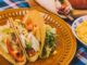 Tacos en CDMX - Plato de tortillas de maíz caseras con guisos, pimentones y cebolla servido en uno de los mejores restaurantes de tacos en CDMX