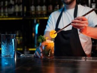 Bares - Bartender preparando un cóctel clásico en uno de los mejores bares en CDMX